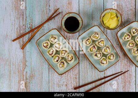 Set di sushi roll di philadelphia con salsa di soia, zenzero e chopstick. Cucina giapponese. Foto Stock