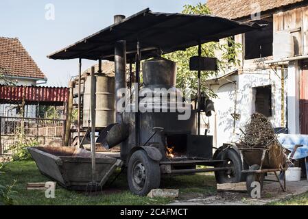 Distilleria fatta in casa per la produzione di acquavite di prugne usata nell'Europa dell'Est paesi Foto Stock