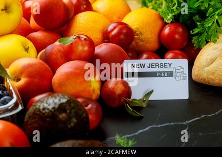 Carta dei francobolli di cibo sul tavolo con frutta. Concetto di benefici alimentari. Foto Stock