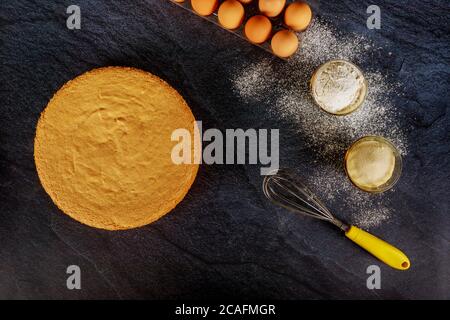 Pan di Spagna, biscotto su fondo scuro con uova, farina e zucchero. Foto Stock