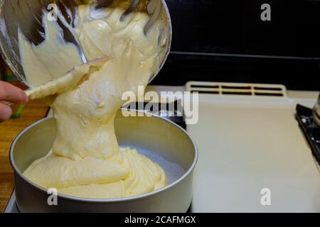 Versare l'impasto morbido in una teglia rotonda. Fare pan di Spagna. Foto Stock