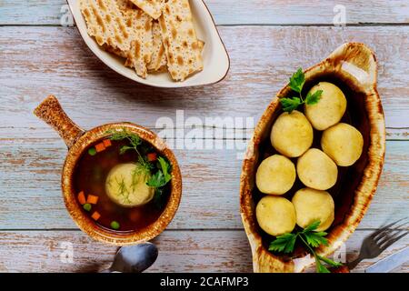 Zuppa tradizionale ebrea di matzah in vaso di ceramica con palle di matzo. Contenuti per le festività ebraiche. Foto Stock