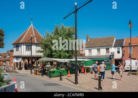 Persone inglesi, vista in estate di persone che chiacchierano il giorno del mercato nel centro della città di Wymondham, Norfolk, East Anglia, Inghilterra, Regno Unito Foto Stock