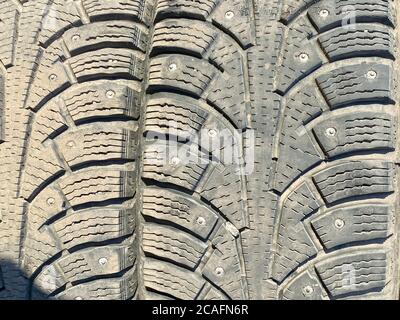 primo piano dei vecchi pneumatici di chiodo per auto invernali Foto Stock