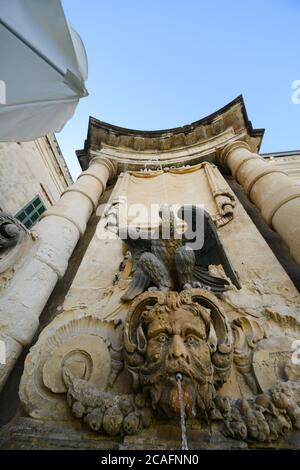 Scultura e fontana da bere sul davanti dell'edificio principale della guardia in Piazza San Giorgio, Valletta, Malta Foto Stock