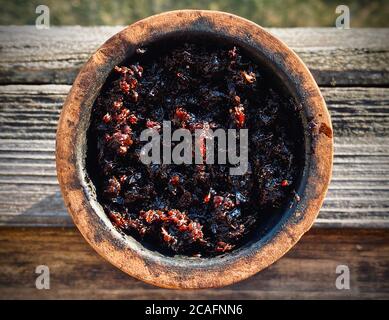 ciotola di argilla con tabacco per fumare hookah Foto Stock