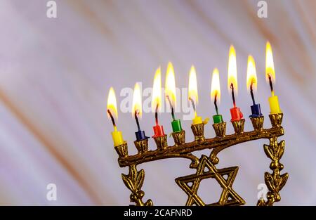 Cima di menorah con colore che brucia nove candele. Primo piano. Foto Stock