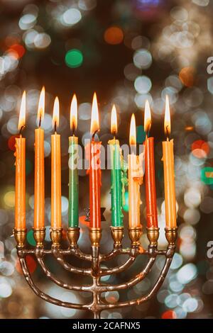 Simbolo della festa ebraica Hanukkah Menorah luminoso soffuso fuoco Foto Stock