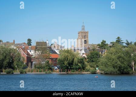 DISS Mere, vista in estate del mero con la torre della chiesa parrocchiale di Santa Maria sullo sfondo, Diss, Norfolk, East Anglia, UK Foto Stock