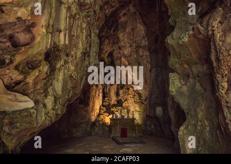 Huyen Khong grotta con i santuari, montagne di marmo, Vietnam Foto Stock