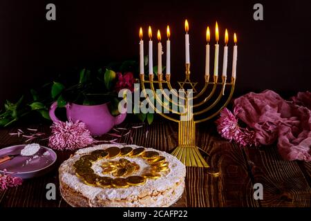 Torta Hanukkah con monete di cioccolato sulla parte superiore e menorah. Festa ebraica. Foto Stock
