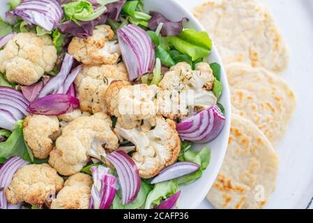 ciotola sana fatta in casa per insalata di hummus avocado Foto Stock