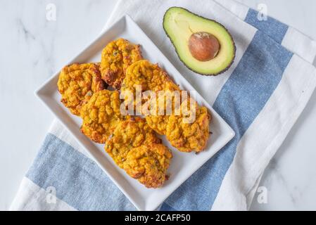 ciotola sana fatta in casa per insalata di hummus avocado Foto Stock