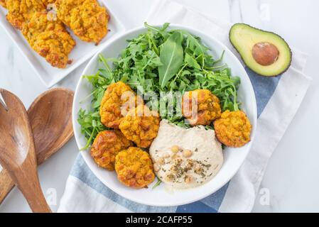 ciotola sana fatta in casa per insalata di hummus avocado Foto Stock