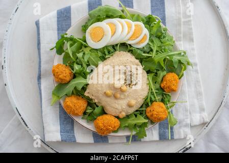 ciotola sana fatta in casa per insalata di hummus avocado Foto Stock