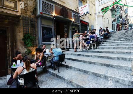 Cafe Society sul Triq San Gwann, nel vecchio al wn di la Valletta, Malta. Foto Stock