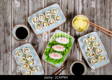 Pasto di ristorazione sushi roll per gli appassionati di calcio. Concetto di gioco di calcio americano. Foto Stock