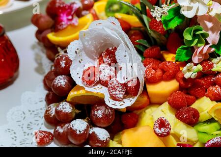 Assortimento di frutta colorata sul tavolo da festa. Foto Stock