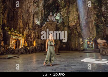 Giovane donna turistica in Huyen Khong Cave con santuari, montagne di marmo, Vietnam Foto Stock