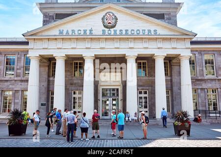 Montreal, Canada - Giugno, 2018: Gruppo di turisti di fronte all'ingresso del mercato Bonsecour (marche bonsecours) a Montreal, Quebec, Canada. Foto Stock