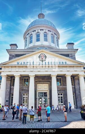 Montreal, Canada - Giugno, 2018: Gruppo di turisti di fronte all'ingresso del mercato Bonsecour (marche bonsecours) a Montreal, Quebec, Canada. Foto Stock