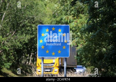Immagine simbolica per il commercio nell'UE: Camion al confine tedesco-francese tra Lorena e Palatinato Foto Stock