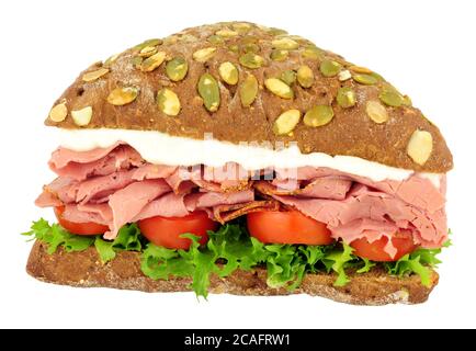 Panino di pastami e pumpernickel isolato su sfondo bianco Foto Stock