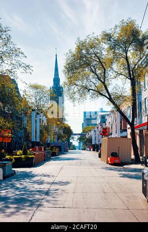 Vista desolata di Saint denis Street in una soleggiata mattina estiva a Montreal, Quebec, Canada. Foto Stock