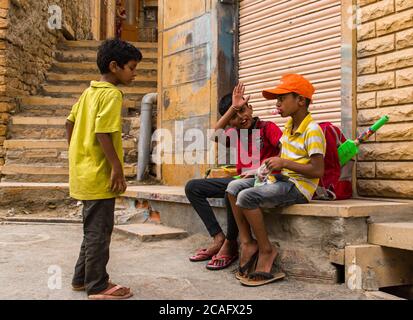 Jaisalmer, Rajasthan / India - luglio 22 2020 : i bambini che giocano e che posano quando notano il fotografo che prende la loro foto sulle strade che giocano Foto Stock