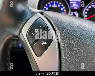 Moderno volante nero con pulsanti multifunzione per un controllo rapido e un primo piano in auto. Foto Stock