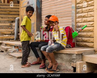 Jaisalmer, Rajasthan / India - luglio 22 2020 : i bambini che giocano e che posano quando notano il fotografo che prende la loro foto sulle strade che giocano Foto Stock