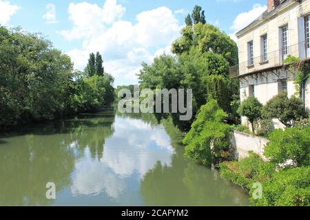 Bella riflessione nel fiume Loir in Montoire sur le Loir villaggio vicino Lavardin, Loir et Cher, Francia Foto Stock