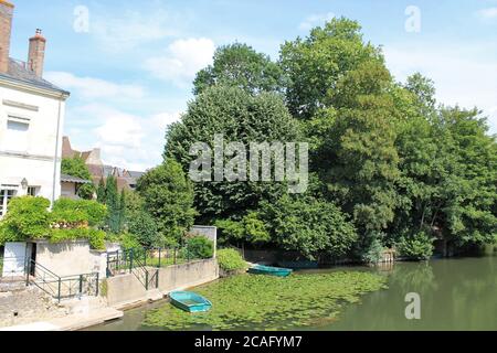 Fiume Loir paesaggio in Montoire sur le Loir villaggio vicino Lavardin, Loir et Cher, Francia Foto Stock