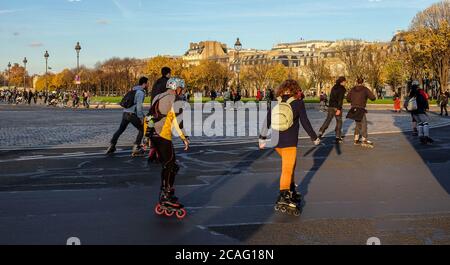 Parigi, Francia - Novembre 2017: I giovani pattinano a Les Invalides a Parigi Foto Stock