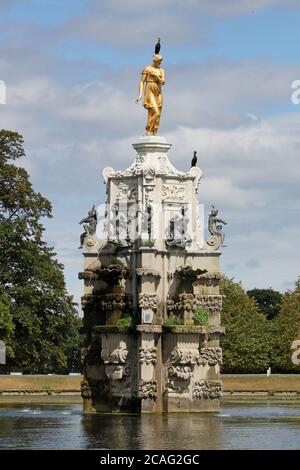 Great Cormorant (Phalacrocorax carbo) in cima alla Fontana di Diana, Bushy Park, Hampton Court, Greater London, England, United Kingdom, UK, Europe Foto Stock