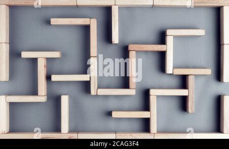 Vista dall'alto di un labirinto o labirinto realizzato con blocchi di legno. Strategia aziendale, soluzione, sfida o concetto di ostacolo. Foto Stock