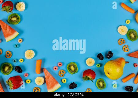 Assortimento di frutta e verdura fresca su sfondo blu. Concetto di cibo sano. Foto Stock
