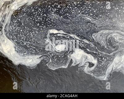 Acqua di mare astratta con schiuma bianca, concetto di fondo naturale Foto Stock