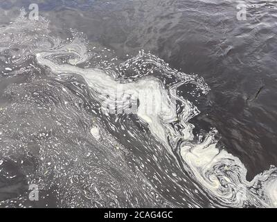 Acqua di mare astratta con schiuma bianca, concetto di fondo naturale Foto Stock