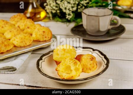 Prima colazione con pane al formaggio brasiliano e tazza di caffè. Foto Stock