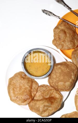 Poori Saagu - Poori fritti (puri) serviti con piccante curry di cipolla di patate Foto Stock