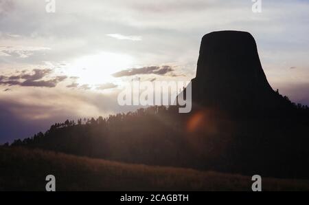 Silhouette of Devils Tower (Wyoming) Foto Stock