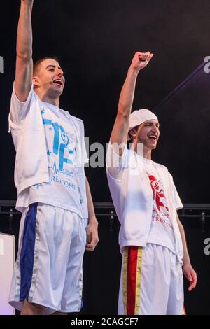 Il popolare duo Twist e Pulse si esibiscono su Plymouth Hoe alla fine del primo giorno della Olympic Torch Relay per i Giochi Olimpici del 2012. Sembrano essere di riferimento Foto Stock