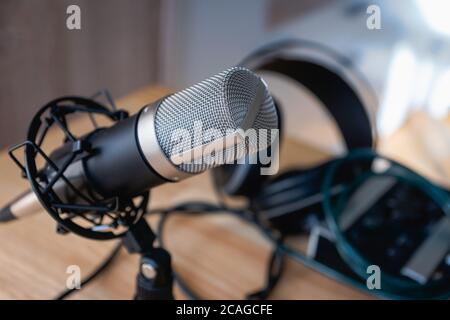 Microfono - microfono a condensatore professionale in uno studio di casa per podcast, produzione musicale, voice over, registrazione Foto Stock