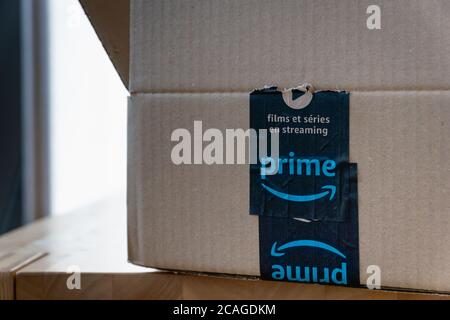 Confezione di spedizione standard Amazon in UE con nastro scotch con logo Amazon prime. Amazon.com, Inc., è una multinazionale americana di tecnologia Foto Stock
