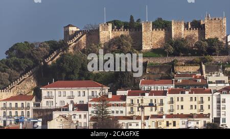 Castello di Sao Jorge a Lisbona dal punto di osservazione di Sao Pedro de Alcantara, Portogallo. Foto Stock