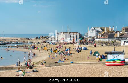 Lyme Regis, Dorset, Regno Unito. 7 agosto 2020. Regno Unito Meteo: I beachgoers, i vacanzieri e le famiglie arrivano presto per assicurarsi un posto sulla spiaggia sabbiosa presso la località balneare di Lyme Regis il giorno più caldo dell'anno. Le temperature sono impostate a salire nel corso della giornata con il raggiungimento di livelli record di picco previsioni, mentre l'onda di calore del Sahara colpisce la costa meridionale. Credit: Celia McMahon/Alamy Live News Foto Stock