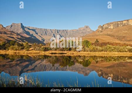 Riflessi scenici in un lago Drakensberg 11059 Foto Stock