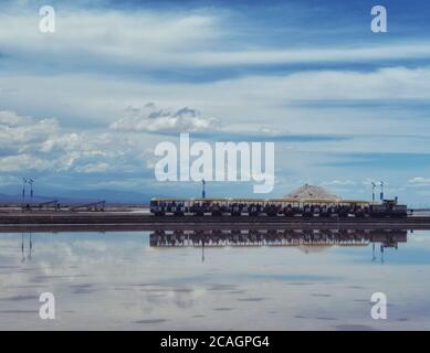 Qinghai, Qinghai, Cina. 7 agosto 2020. QinghaiÃ¯Â¼Å'CHINA-the 'Mirror of the Sky' Chaka Salt Lake nella provincia di Qinghai nella Cina nord-occidentale, il 6 agosto 2020, ha un pittoresco paesaggio estivo che attrae turisti.Chaka Salt Lake, conosciuto anche come Chaka o Dabxun Nuer, è un lago naturale di sale cristallino situato nella città di Chaka, nella contea di Wulan, nella prefettura mongana autonoma tibetana di Haixi, Provincia di Qinghai. È uno dei quattro laghi salini più importanti del bacino di Qaidam. ''Tea card'' è la lingua tibetana, che significa laghetto di sale, che è il sale della provincia di Qinghai. Dabsonnaur è una parola mongolo che significa sa Foto Stock