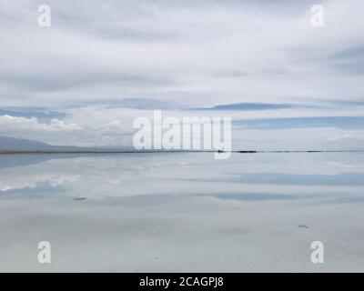 Qinghai, Qinghai, Cina. 7 agosto 2020. QinghaiÃ¯Â¼Å'CHINA-the 'Mirror of the Sky' Chaka Salt Lake nella provincia di Qinghai nella Cina nord-occidentale, il 6 agosto 2020, ha un pittoresco paesaggio estivo che attrae turisti.Chaka Salt Lake, conosciuto anche come Chaka o Dabxun Nuer, è un lago naturale di sale cristallino situato nella città di Chaka, nella contea di Wulan, nella prefettura mongana autonoma tibetana di Haixi, Provincia di Qinghai. È uno dei quattro laghi salini più importanti del bacino di Qaidam. ''Tea card'' è la lingua tibetana, che significa laghetto di sale, che è il sale della provincia di Qinghai. Dabsonnaur è una parola mongolo che significa sa Foto Stock